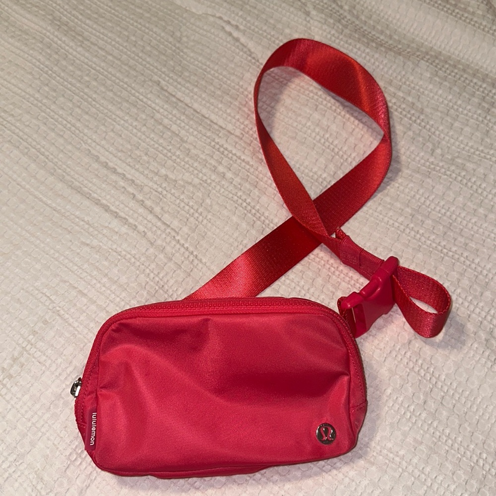 Lululemon Belt bag. Color- Lipgloss. Brand New. 1L